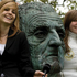 Mädchen interviewen Statue